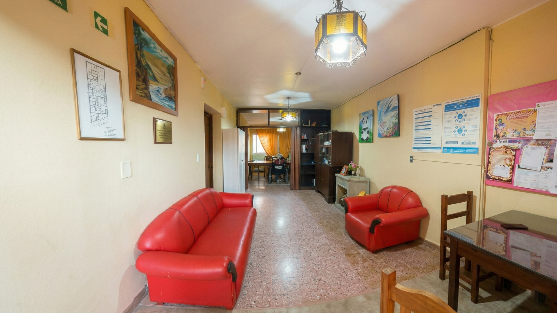 Sala de estar amplia con sillones